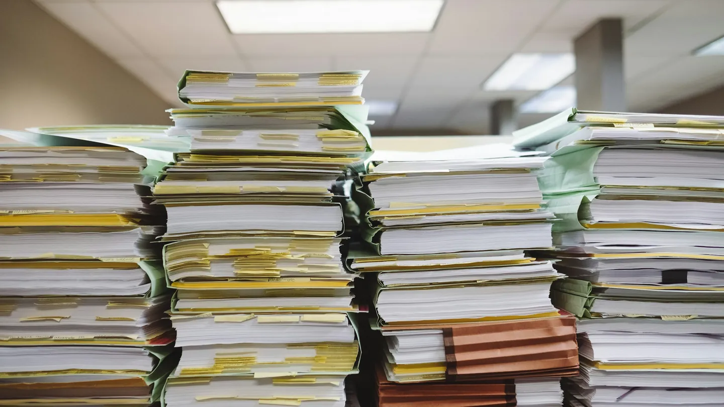 Pilas de documentos y carpetas en un archivo