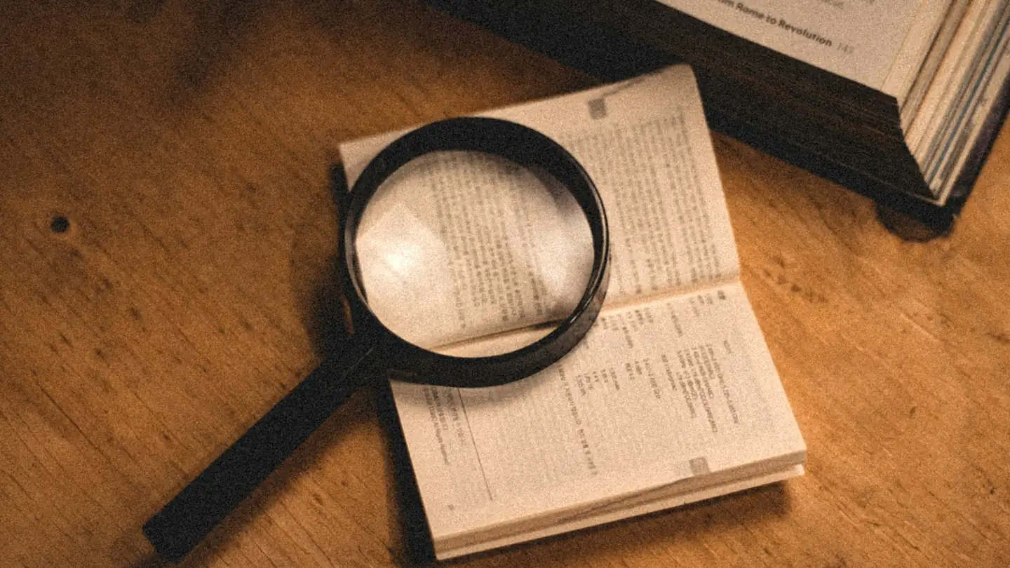 Lupa sobre un libro abierto