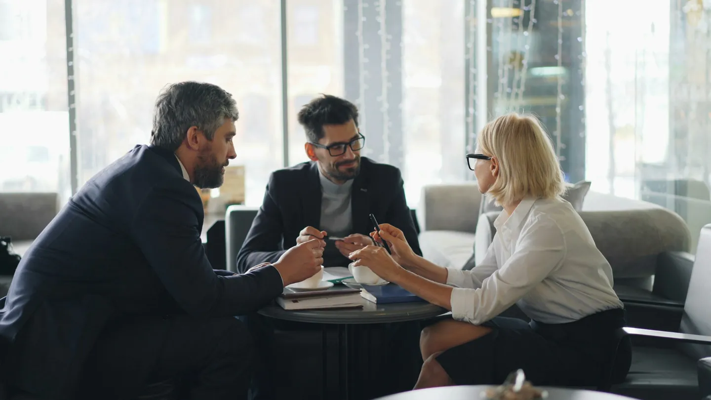Negotiation at an office table