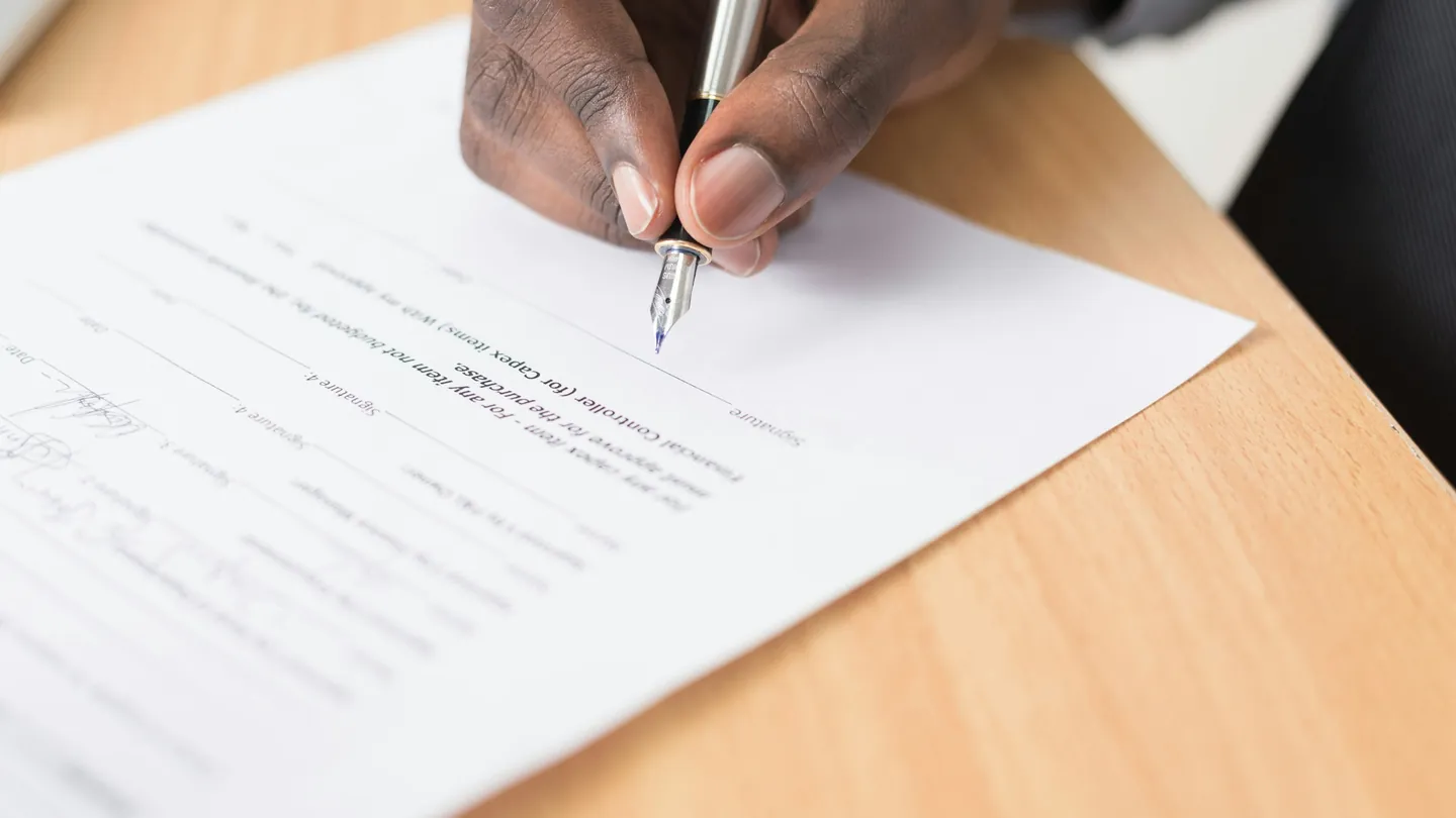 Firma de un documento con bolígrafo