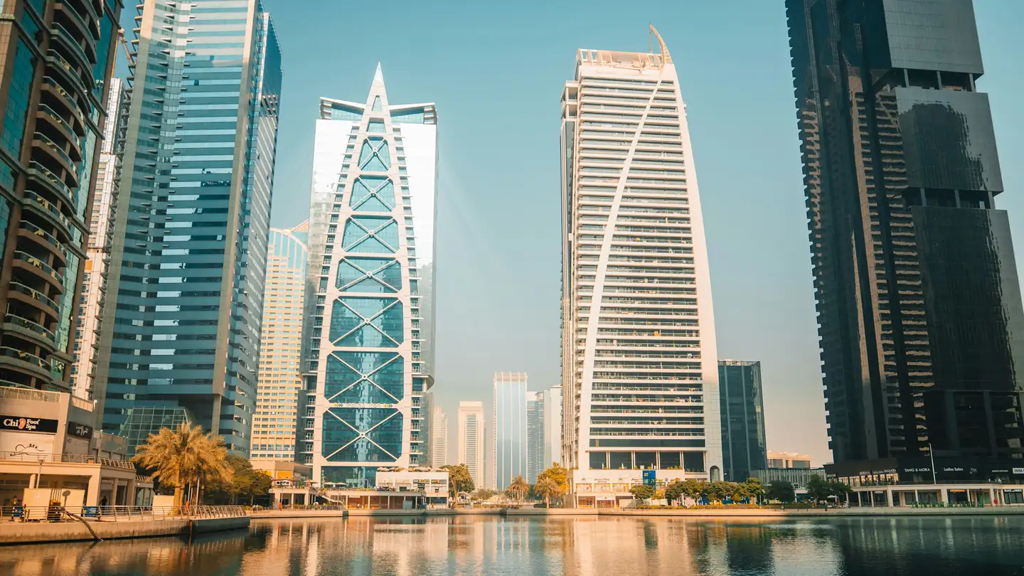 Las torres de Jumeirah Lake Towers reflejadas en el lago