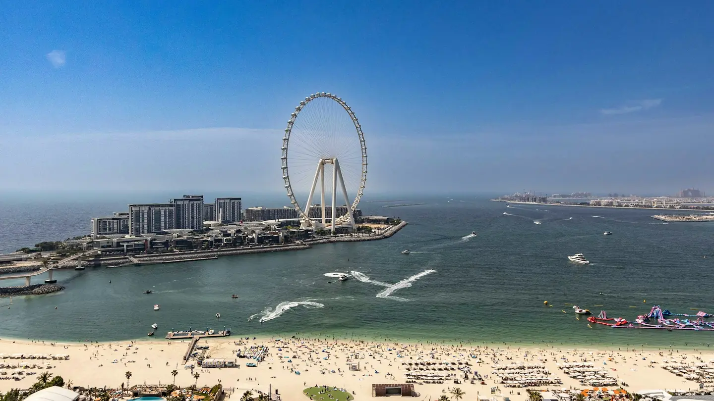 Пляж у JBR и колесо обозрения на острове напротив, вид сверху