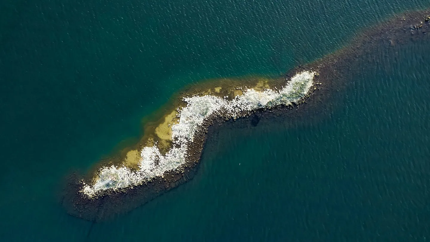 Stretta lingua di roccia nel mare, vista aerea