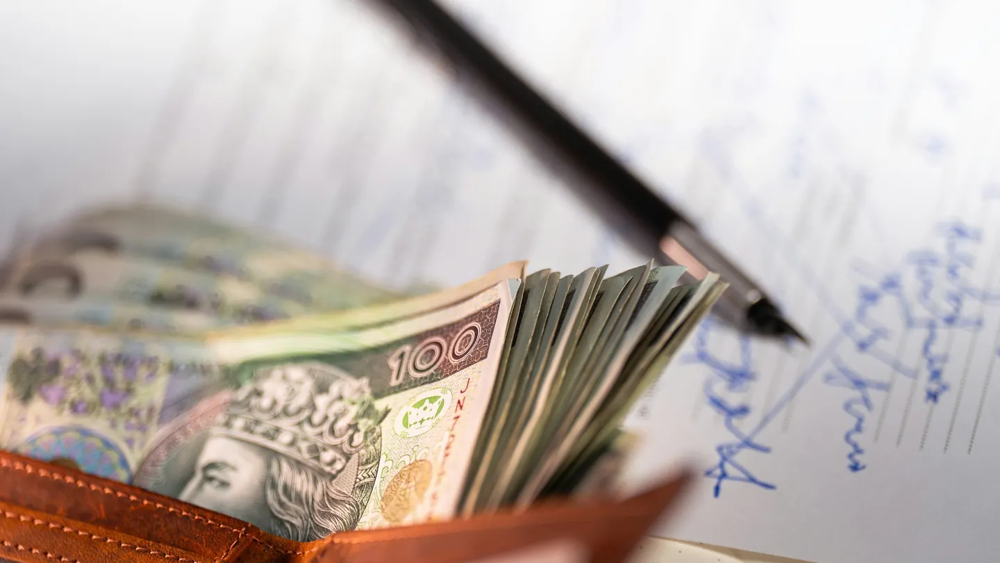 Portefeuille avec des billets et des notes
